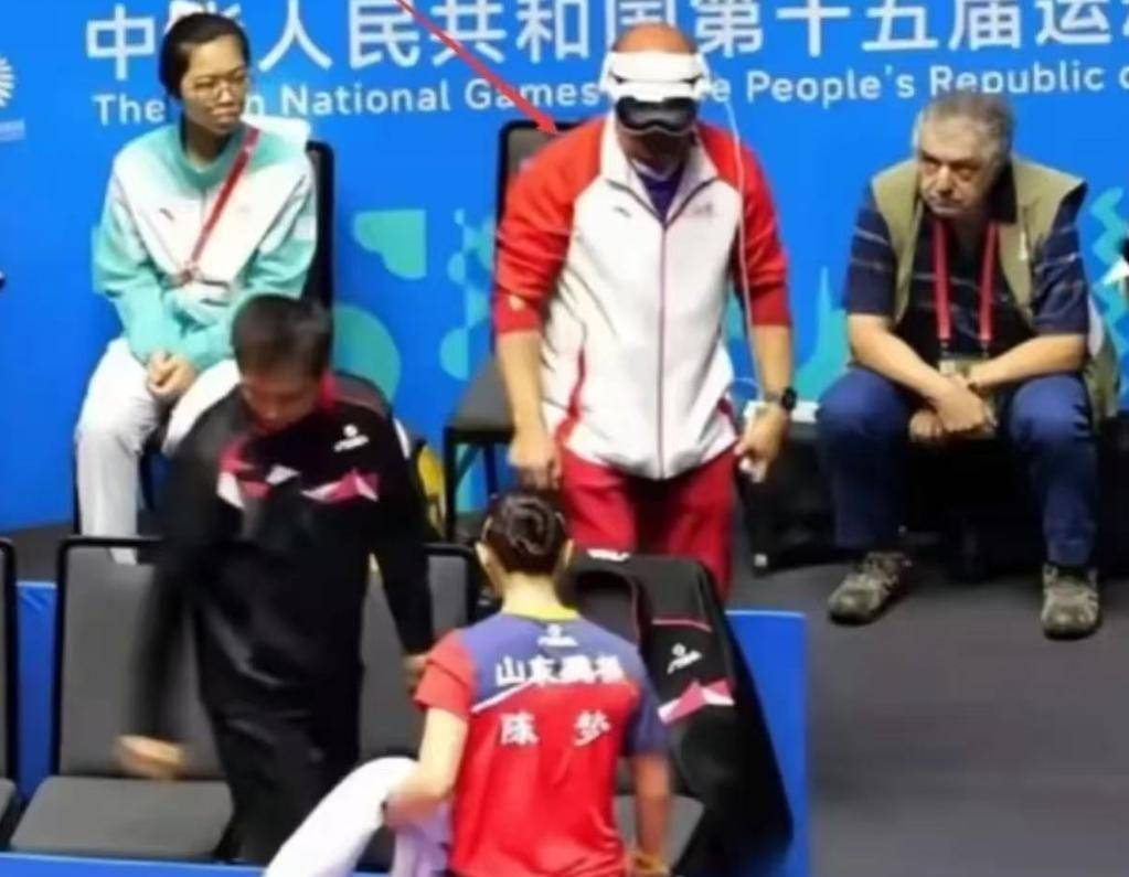 全运会乒乓球争议！陈梦朱雨玲被指作弊，真相竟是VR眼镜和耳塞